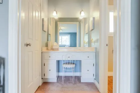 716 Cameron Court Mississauga ON L5C 3B9