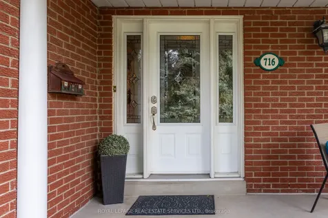 716 Cameron Court Mississauga ON L5C 3B9