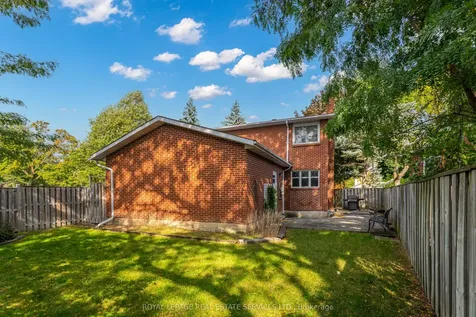 716 Cameron Court Mississauga ON L5C 3B9