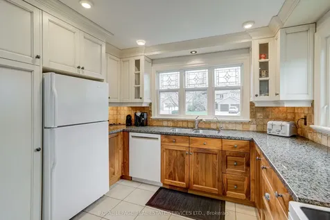 716 Cameron Court Mississauga ON L5C 3B9