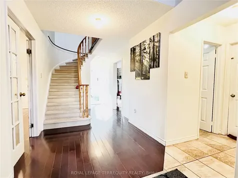 531 Loretta Court Mississauga ON L5B 3S2