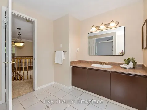 2048 Parklane Crescent Burlington ON L7M 3V6