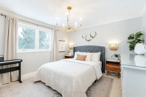 1433 Reynolds Avenue Burlington ON L7M 3B6