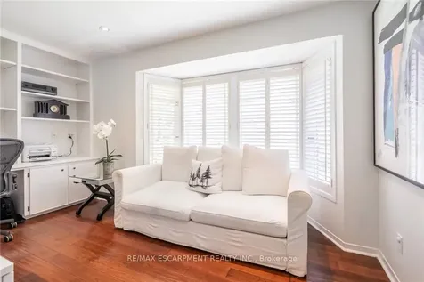 607 Edgewater Crescent Burlington ON L7T 3L8