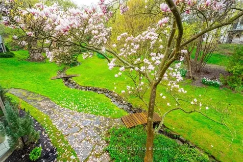 607 Edgewater Crescent Burlington ON L7T 3L8