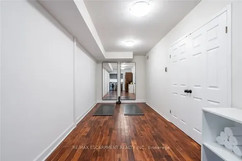 607 Edgewater Crescent Burlington ON L7T 3L8