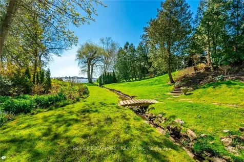 607 Edgewater Crescent Burlington ON L7T 3L8