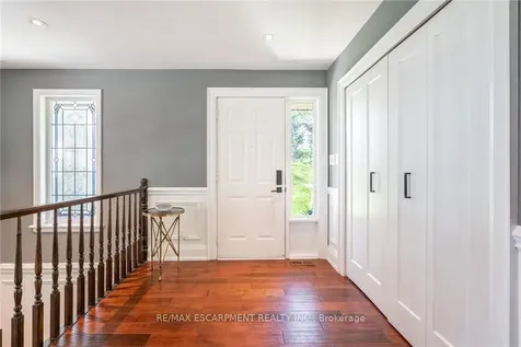 607 Edgewater Crescent Burlington ON L7T 3L8