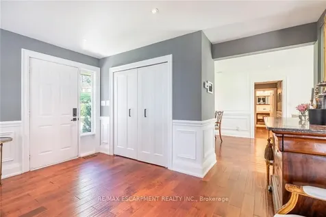 607 Edgewater Crescent Burlington ON L7T 3L8