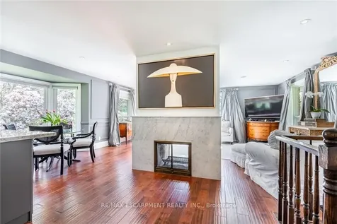 607 Edgewater Crescent Burlington ON L7T 3L8