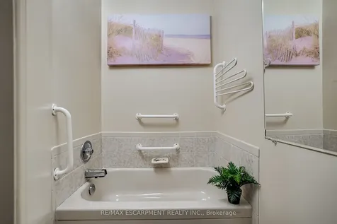 2198 Charnwood Drive Burlington ON L7M 2X1