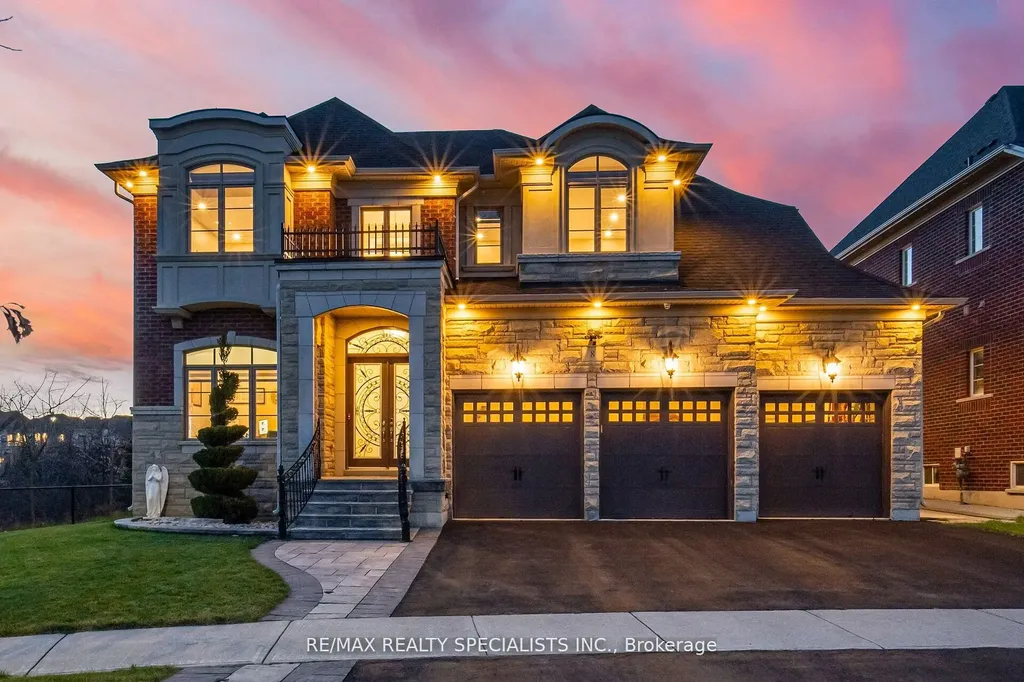 8 Herringbone Crescent Brampton ON L6P 4B8
