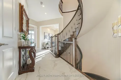 8 Herringbone Crescent Brampton ON L6P 4B8