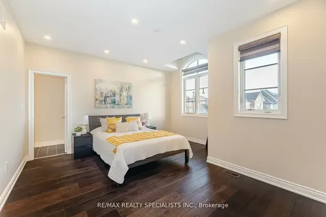 8 Herringbone Crescent Brampton ON L6P 4B8