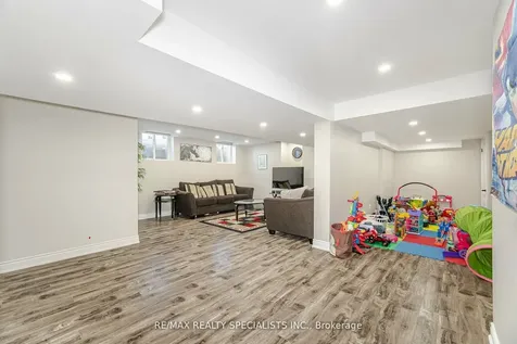 8 Herringbone Crescent Brampton ON L6P 4B8