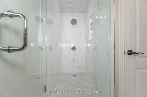 8 Herringbone Crescent Brampton ON L6P 4B8