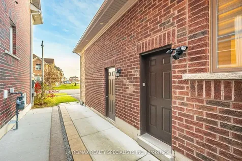 8 Herringbone Crescent Brampton ON L6P 4B8