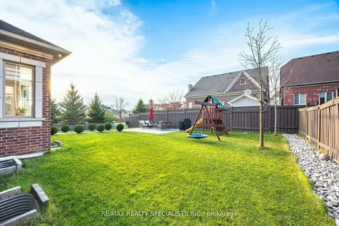 8 Herringbone Crescent Brampton ON L6P 4B8