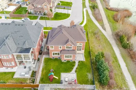 8 Herringbone Crescent Brampton ON L6P 4B8