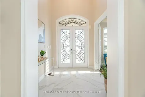 8 Herringbone Crescent Brampton ON L6P 4B8