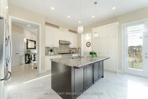 8 Herringbone Crescent Brampton ON L6P 4B8