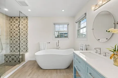 2112 Berwick Drive Burlington ON L7M 4B3