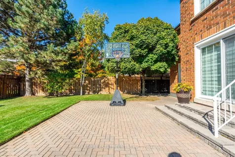 2112 Berwick Drive Burlington ON L7M 4B3