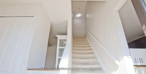 8 Hillbank Trail Brampton ON L6S 1P6