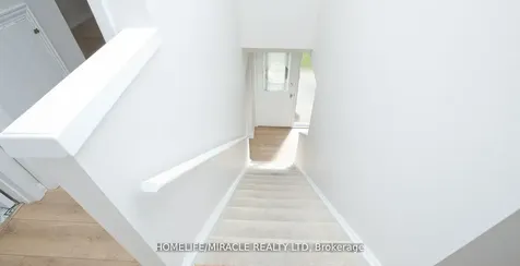 8 Hillbank Trail Brampton ON L6S 1P6