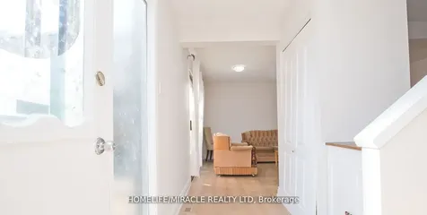 8 Hillbank Trail Brampton ON L6S 1P6