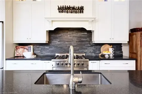 134 Westside Drive Oakville ON L6K 1P3