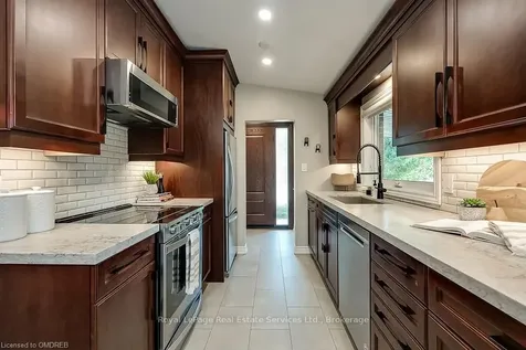 380 Duncombe Drive Burlington ON L7L 4M3