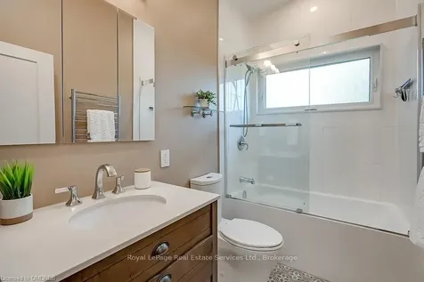 380 Duncombe Drive Burlington ON L7L 4M3