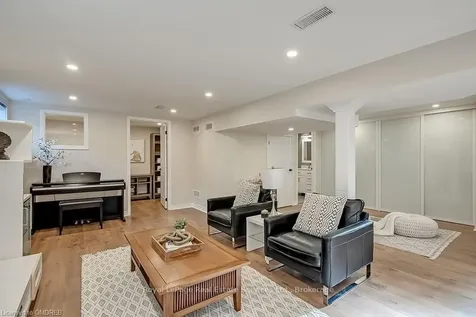 380 Duncombe Drive Burlington ON L7L 4M3