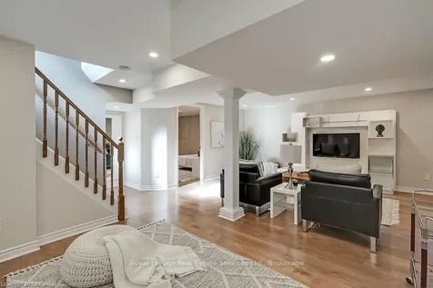 380 Duncombe Drive Burlington ON L7L 4M3