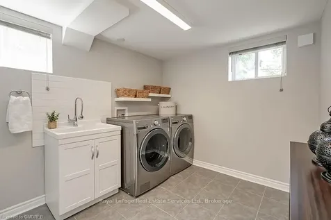 380 Duncombe Drive Burlington ON L7L 4M3