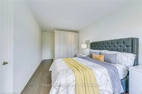 196 Squire Crescent Oakville ON L6H 0L6