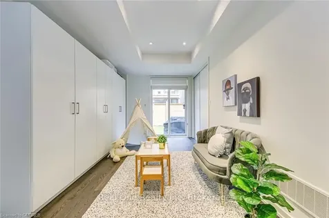196 Squire Crescent Oakville ON L6H 0L6