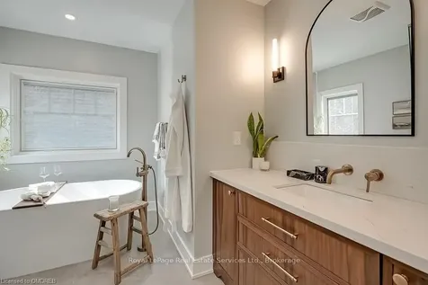 5217 Nova Crescent Burlington ON L7L 7B8