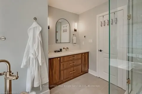 5217 Nova Crescent Burlington ON L7L 7B8