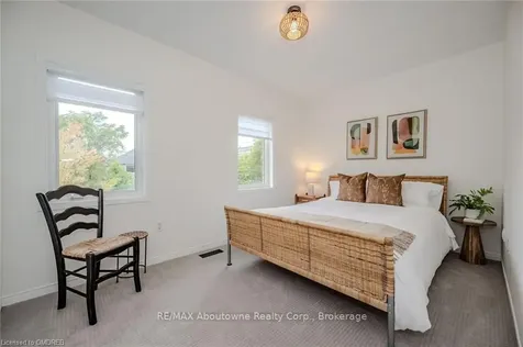 2595 Capilano Crescent Oakville ON L6H 6L4