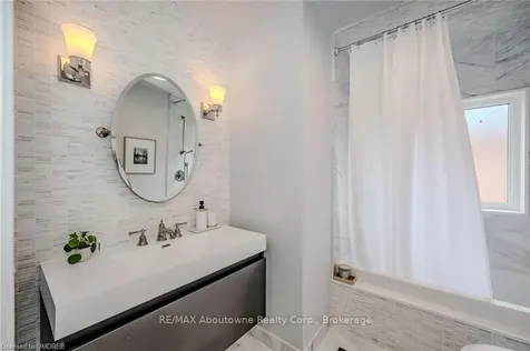 2595 Capilano Crescent Oakville ON L6H 6L4