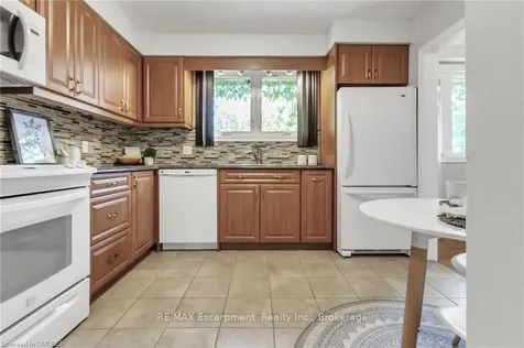 335 Meadowhill Road Burlington ON L7L 3L2