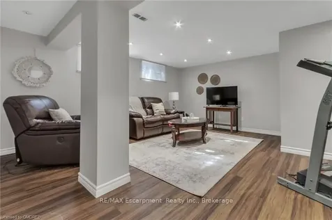 335 Meadowhill Road Burlington ON L7L 3L2