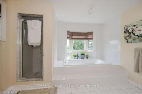 126 Howell Road Oakville ON L6H 5Z3