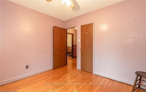 693 Ashley Avenue Burlington ON L7R 2Z2