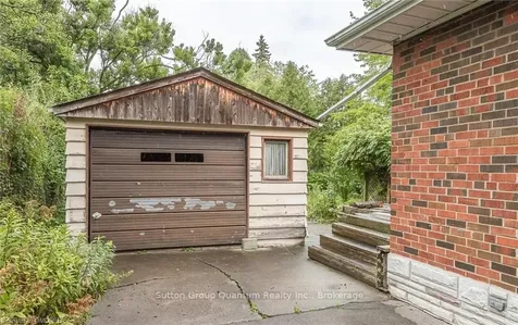 693 Ashley Avenue Burlington ON L7R 2Z2