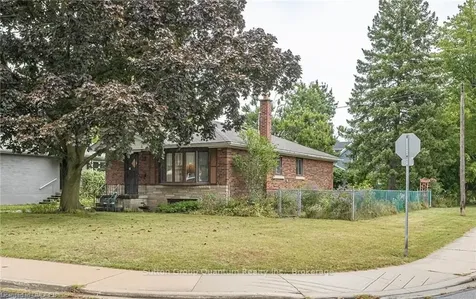 693 Ashley Avenue Burlington ON L7R 2Z2