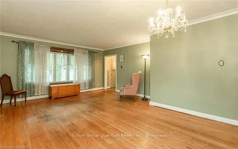 693 Ashley Avenue Burlington ON L7R 2Z2