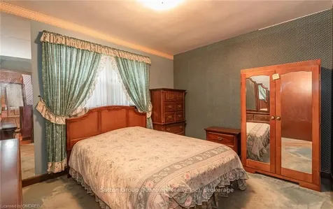 693 Ashley Avenue Burlington ON L7R 2Z2